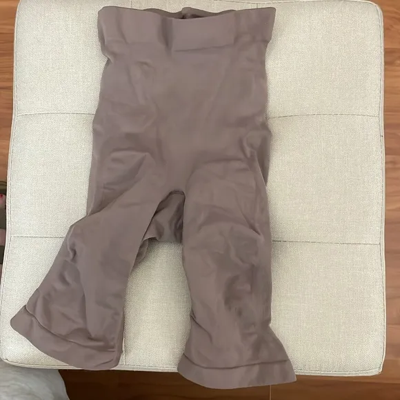 NWOT Skims Sculpting Shorts Size S Jasper Color